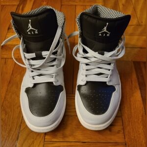 Nike Air Jordan Retro 1 Mid Wolf Grey